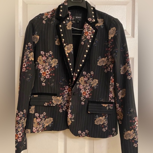 Blazer With Flowers - Picture 1 of 2